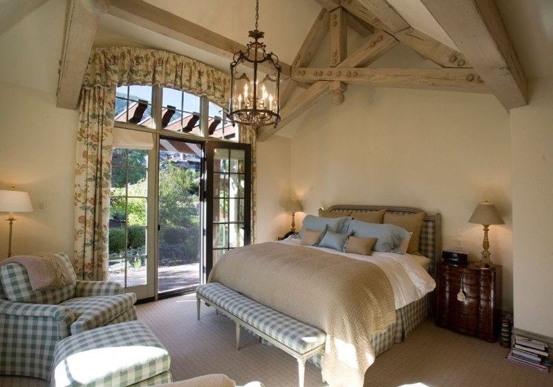 Camera da letto rustica provenzale con soffitti con travi a vista