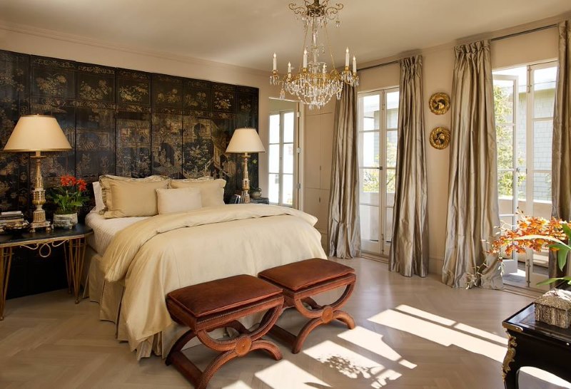 Bellissima camera da letto in stile orientale con elementi da fiaba