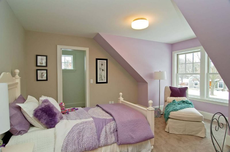 The interior of the bedroom in beige tones combined with lavender