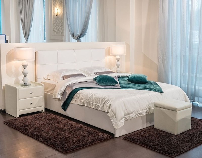 Интериор на пастелни спални с бяло легло