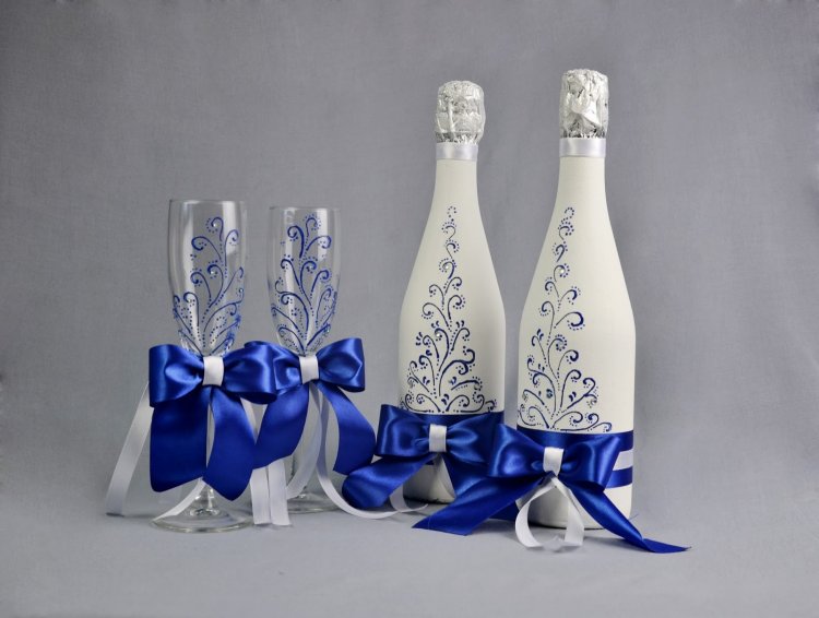 Bottiglie decorative e bicchieri da vino con nastri e dipinti a mano