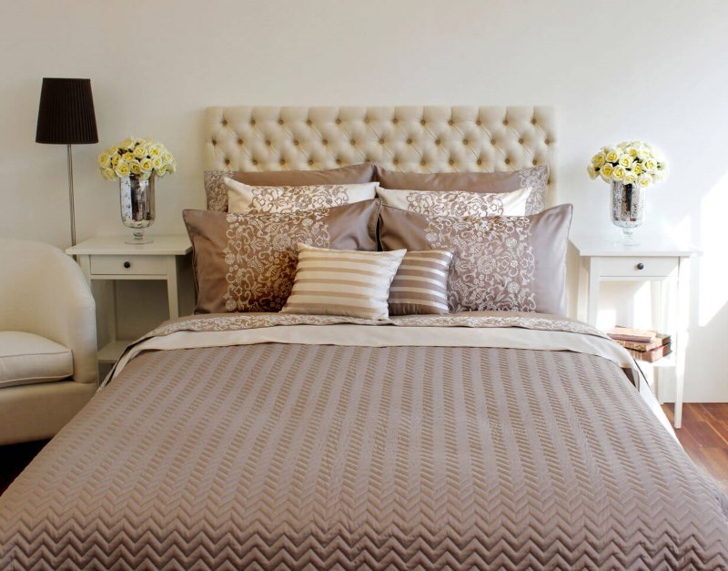 Красиви възглавници на леглото в спалнята на съпрузите