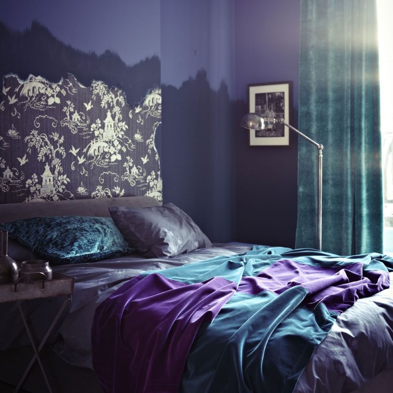 Camera da letto scura nei toni del blu, turchese e lavanda