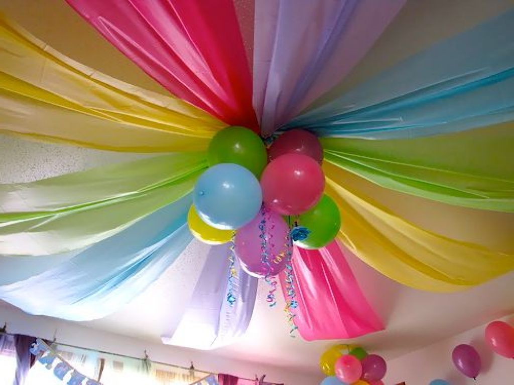 DIY decoration of the ceiling in the nursery with balls and ribbons
