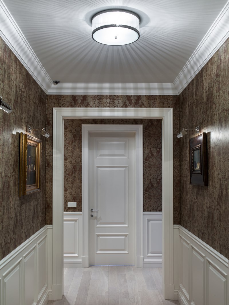 Using moldings to decorate the hallway