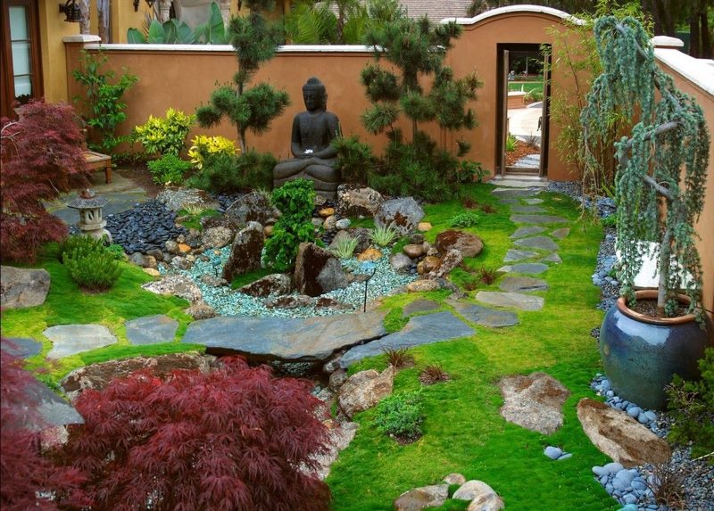 Do-it-yourself oriental garden in the front area