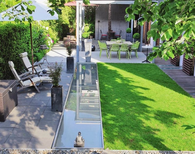Using an artificial pond to visually expand the space of a small garden