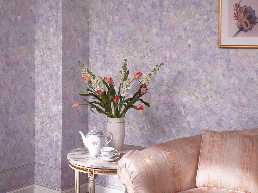 Vase dans le salon sur une table près du mur avec du papier peint liquide