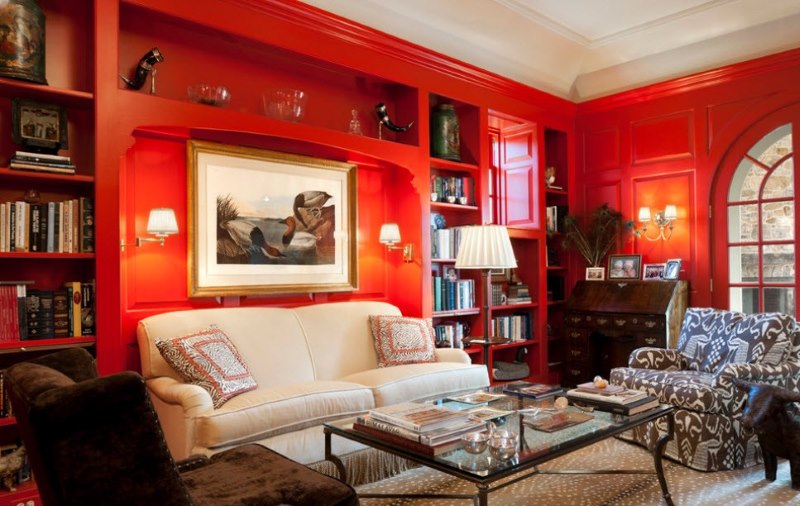 Canapé blanc sur fond de murs rouges dans le salon