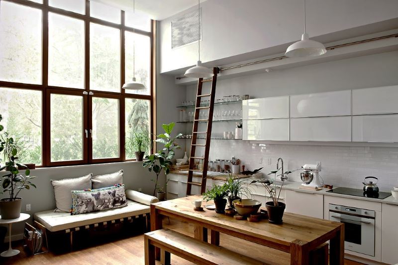 Grandi finestre in cucina-soggiorno con soffitto alto