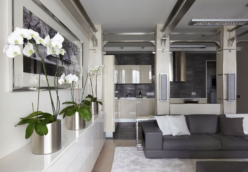 Fresh flowers in the interior of a studio apartment