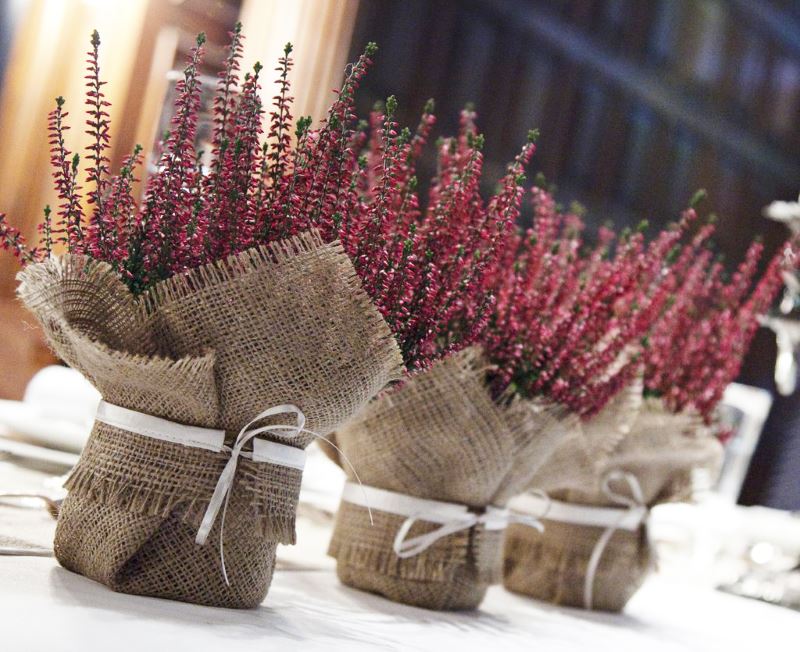 Decoration of burlap pots with wildflowers