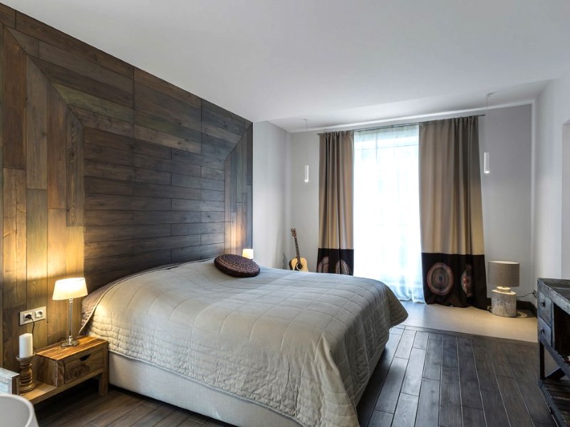 Wall decoration behind the head of the bed with wood in a contemporary style bedroom