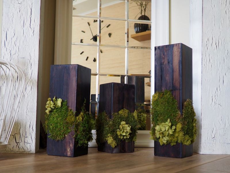 Floor vases made of wood with floral decorations