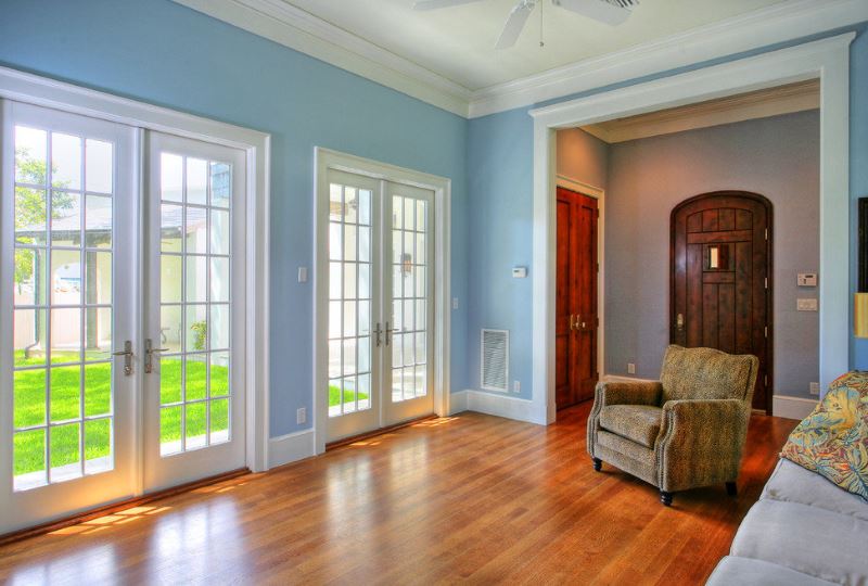 White entrance doors in the living room of a private house