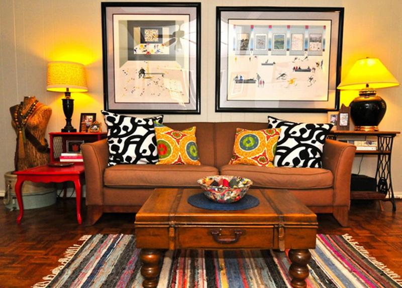 Divano marrone chiaro nel soggiorno in stile marocchino