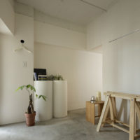 Luminoso corridoio di una casa privata in stile minimalista