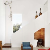 Escalier menant au deuxième étage d'une maison privée dans un esprit de minimalisme
