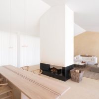 Camino in stile minimalista in un salotto di un edificio residenziale