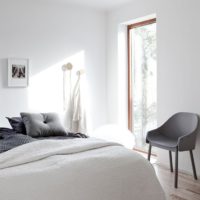Tessili nella camera da letto di una casa di campagna in stile minimalista