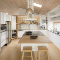 Interni moderni della cucina-soggiorno di una casa privata