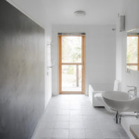 Intérieur minimaliste dans la salle de bain d'une maison de campagne