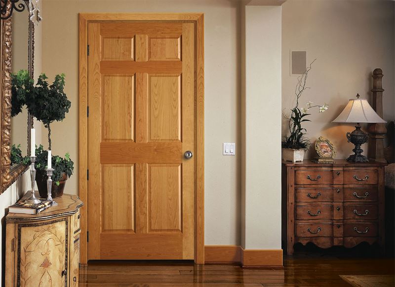Interior door with natural veneer lining