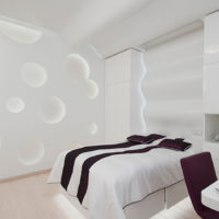 Interno bianco high-tech della camera da letto