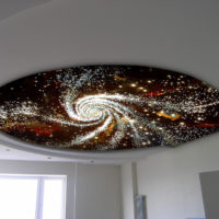 Galaxy sur un plafond suspendu à deux niveaux