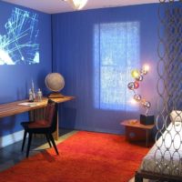 Pareti blu in una stanza dal design minimalista