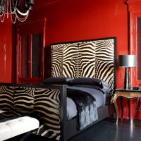 The combination of red, white and black in the bedroom