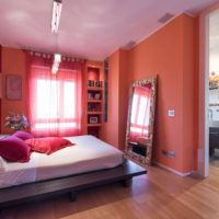 Bedroom in red and pink shades