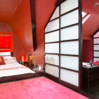 Chambre de style japonais avec intérieur rouge