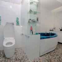 Nautical-style combined bathroom