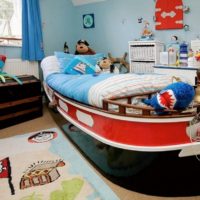 Bed in the form of a yacht in the bedroom of a boy