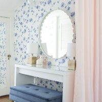 White wallpaper with blue flowers in the girl’s bedroom