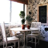 Table à manger blanche avec plantes vivantes dans la cuisine d'un appartement en ville