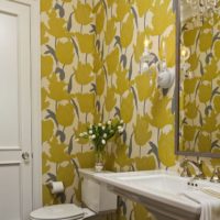 Papier peint jaune avec des fleurs dans la salle de bain