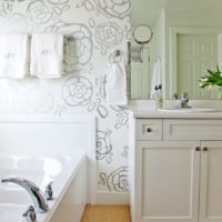 Gray-white wallpaper in the interior of the bathroom