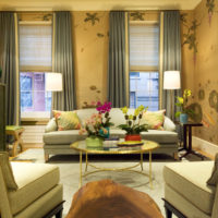 Zelta krāsa modernas viesistabas interjerā