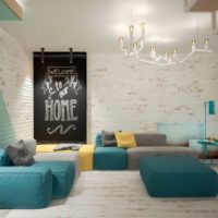 Mobili imbottiti di colore mentolo nel soggiorno di un appartamento moderno