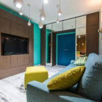 Salon design lumineux dans un appartement en ville