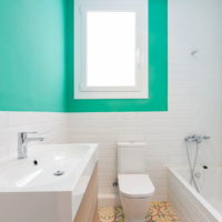 Murs de couleur menthe dans la salle de bain