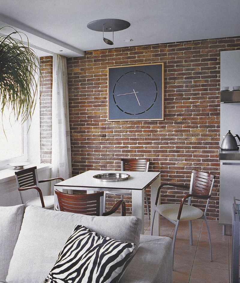 Pulkstenis bez cipariem uz skalas virtuves interjerā