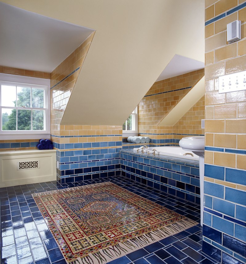 Intérieur de la salle de bains en mosaïque d'une maison de campagne