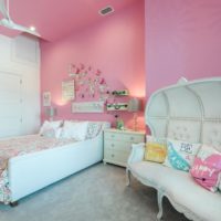 Murs roses avec transition de plafond dans la chambre des enfants