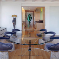 Tavolo in vetro in un salotto moderno