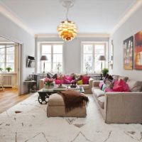 Decorazione interna del soggiorno con cuscini colorati