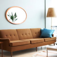 Progetto di design di un soggiorno con un divano marrone