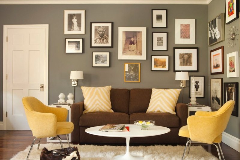 The combination of a brown sofa with yellow armchairs